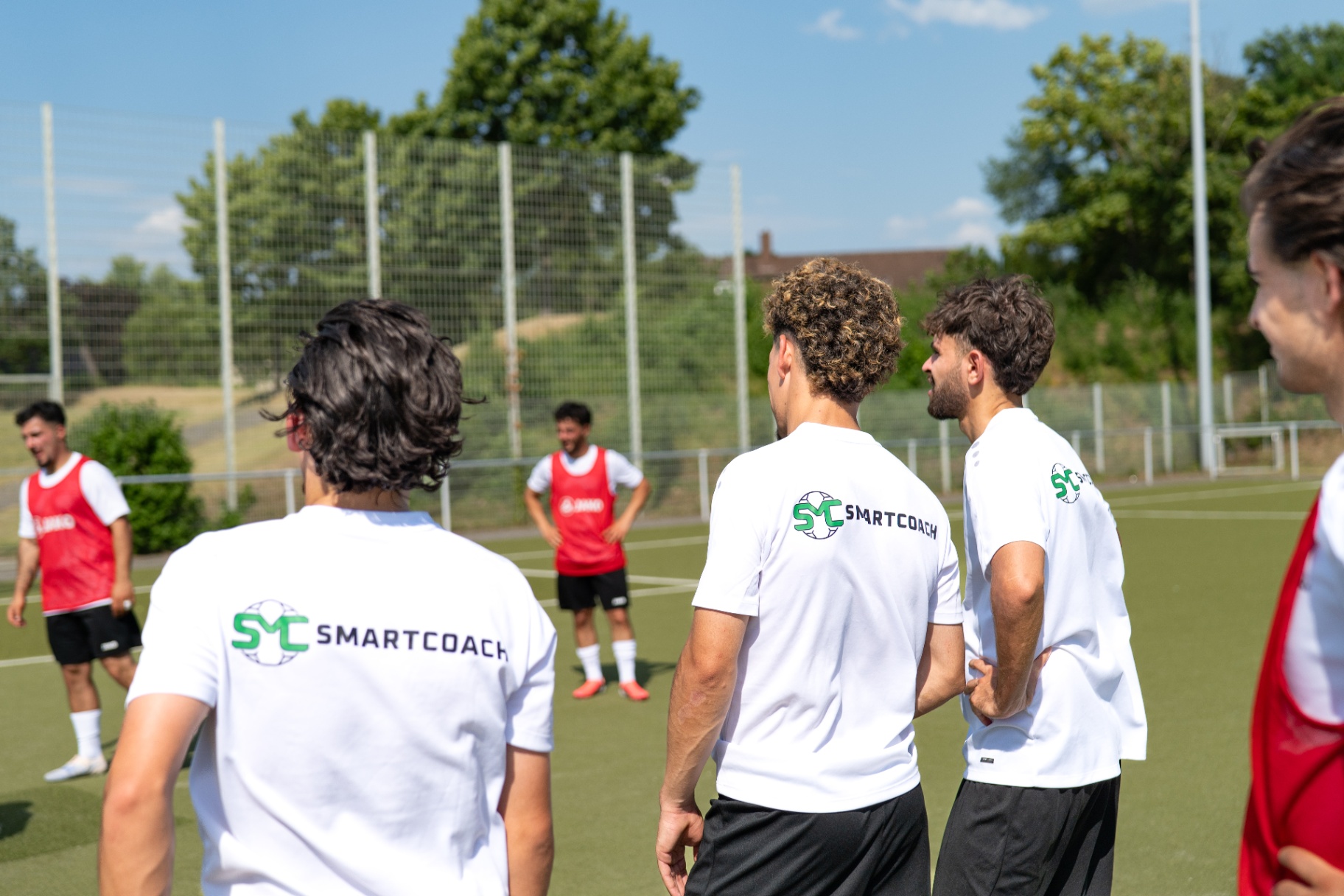 SMARTCOACH Trainingstrikots in der Kabine