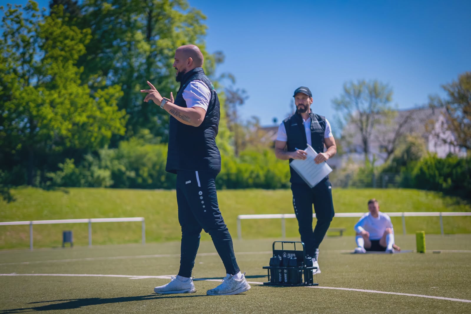 Trainer beim Coaching auf dem Platz