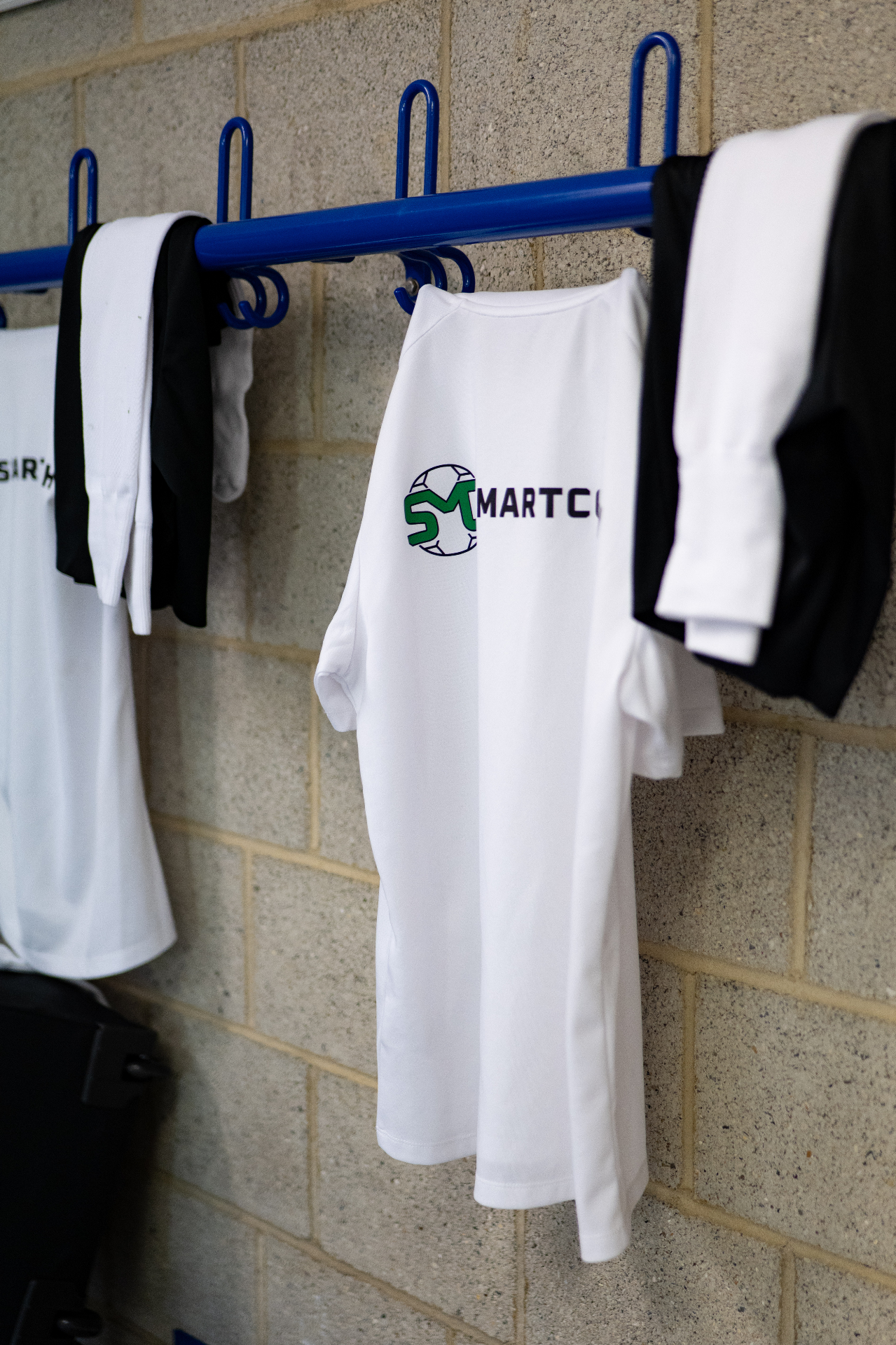 SMARTCOACH Trainingstrikots in der Kabine