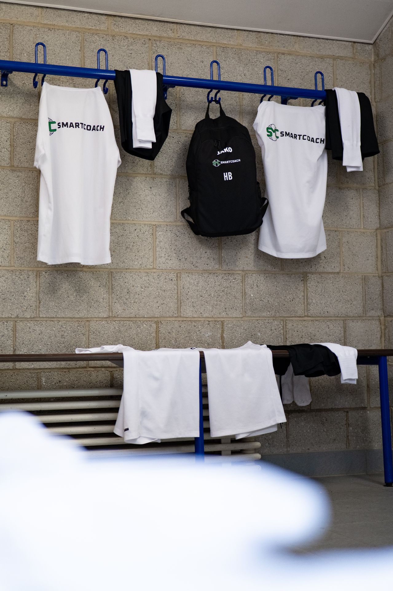 SMARTCOACH Trainingstrikots in der Kabine