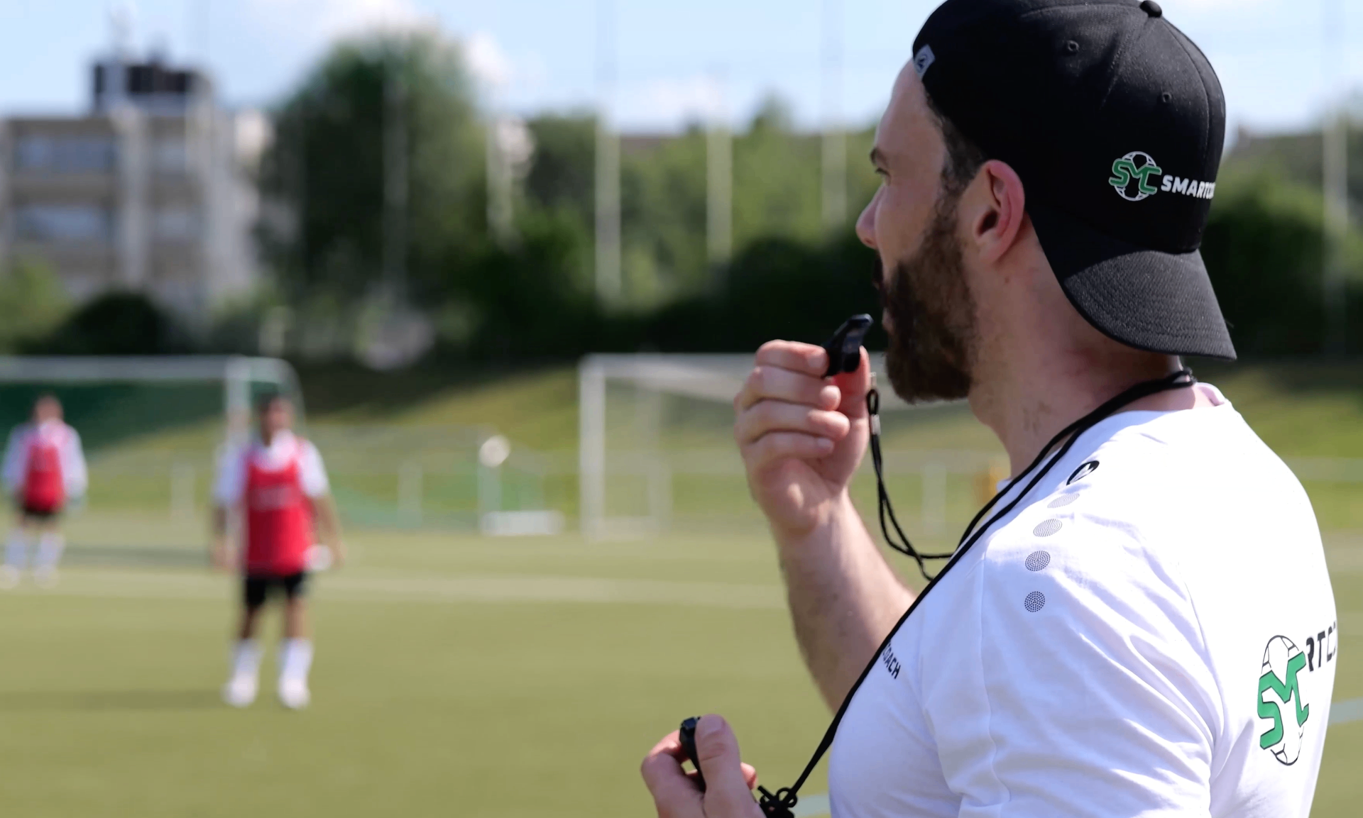 Trainer mit Tablet am Trainingsplatz